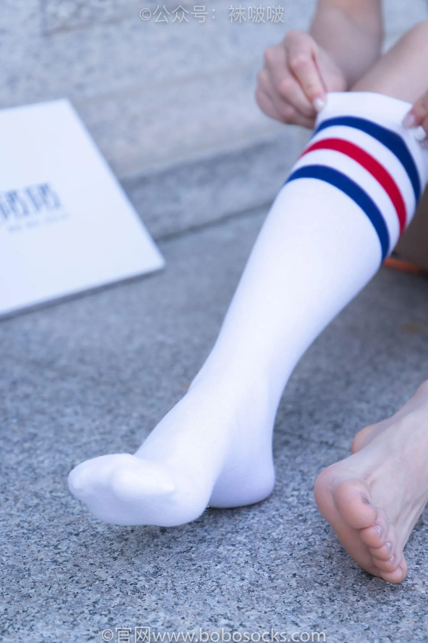 [BoBoSocks袜啵啵]NO.006 小米-运动鞋、白色小腿袜、裸足 [130P]插图2